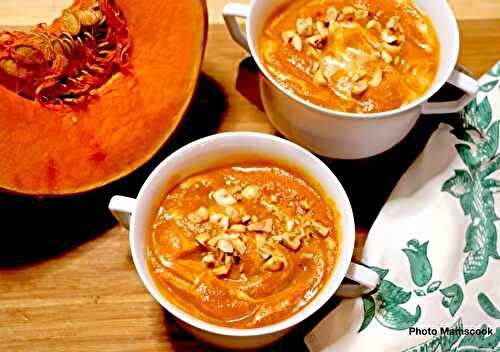 Soupe crémeuse de courge rôtie aux noisettes