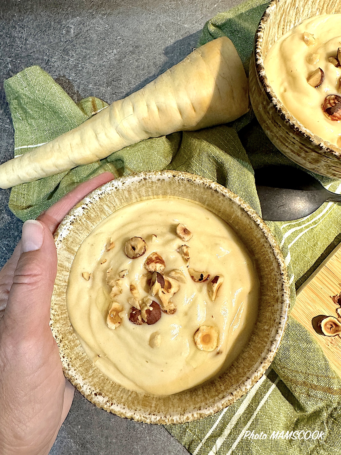 Soupe crémeuse de panais curry noisettes