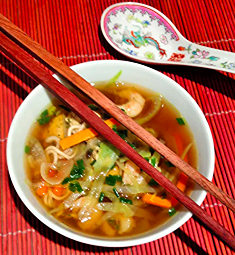 Soupe thaïlandaise aux crevettes et au poulet