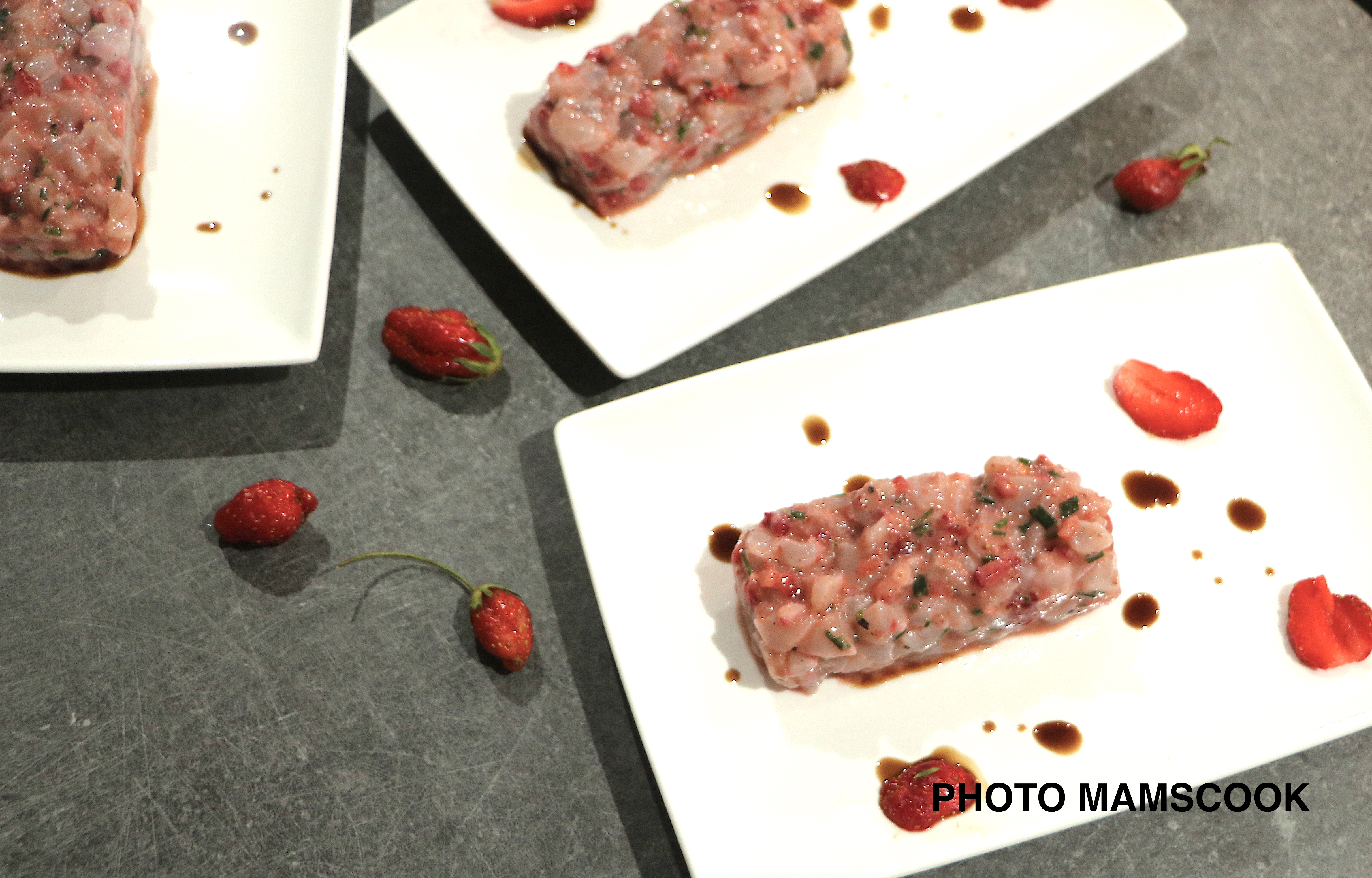 Tartare de bar aux fraises et vinaigre balsamique