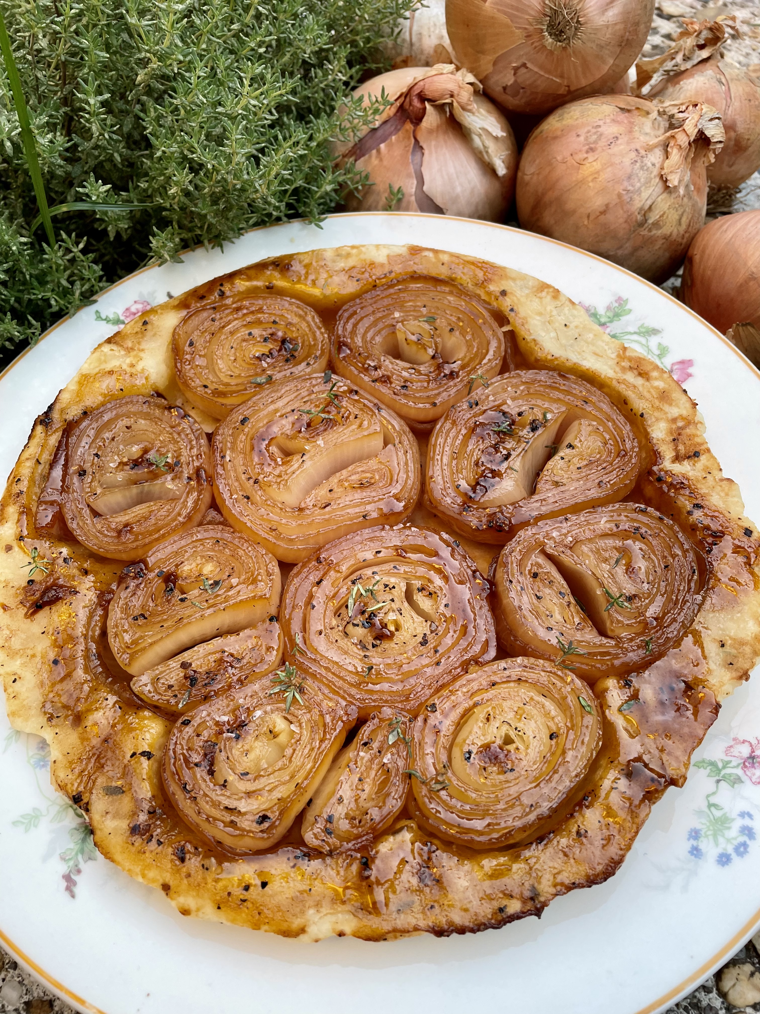 Tarte Tatin aux oignons de Roscoff AOP et au thym