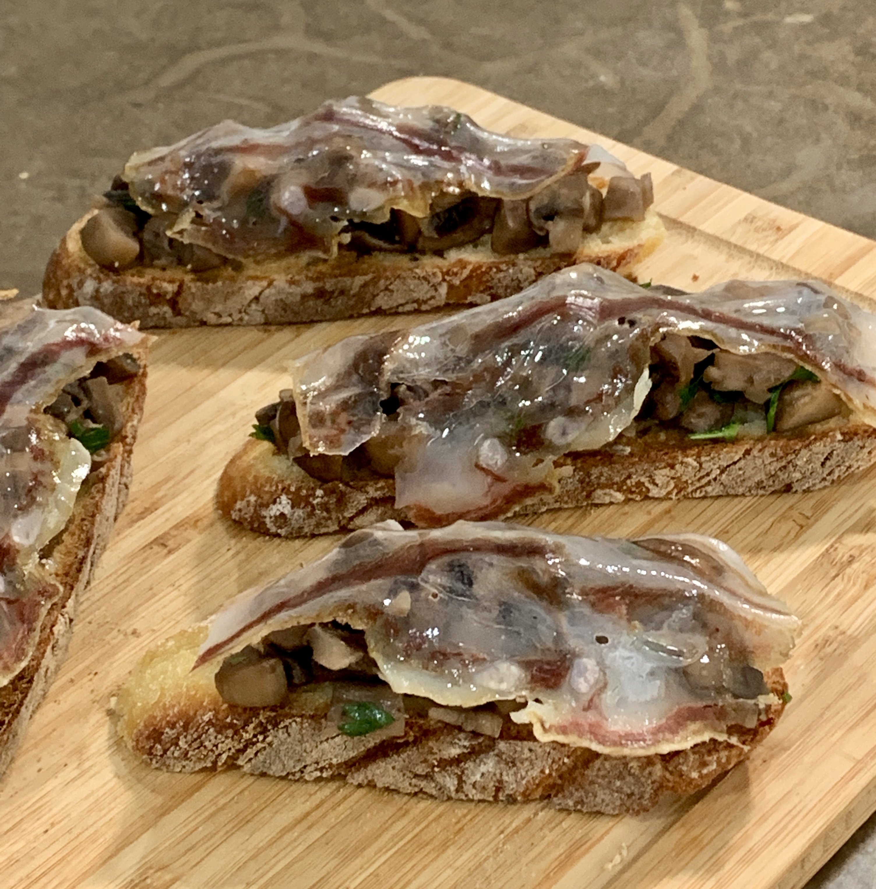 Tartine de champignons au lard de Noir de Bigorre