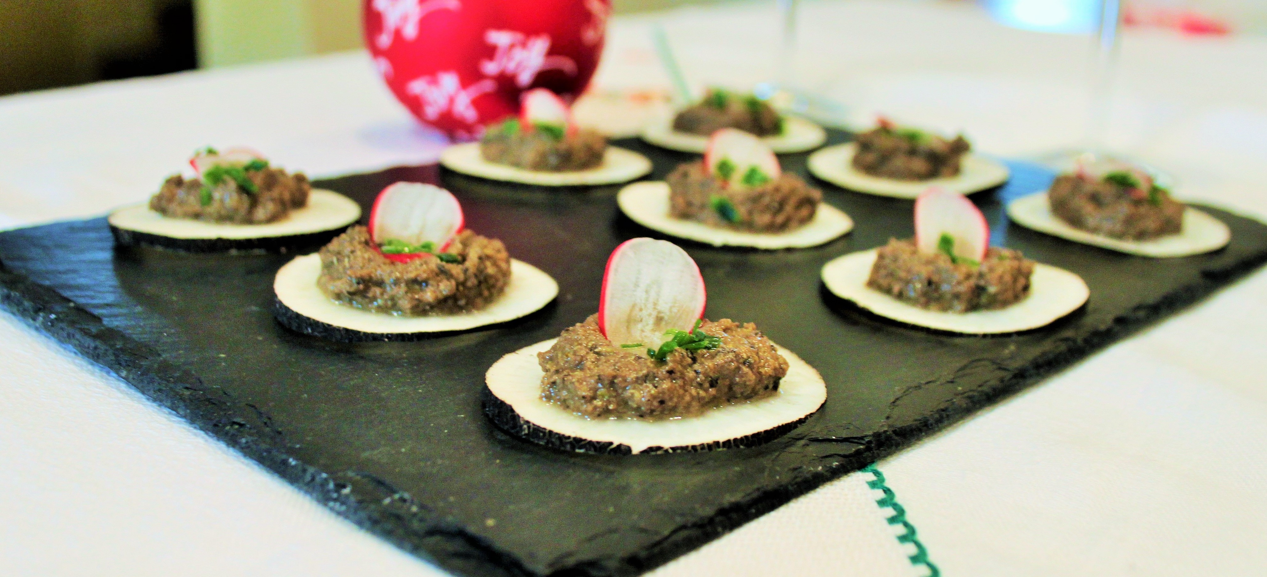 Tartines radis tapenade