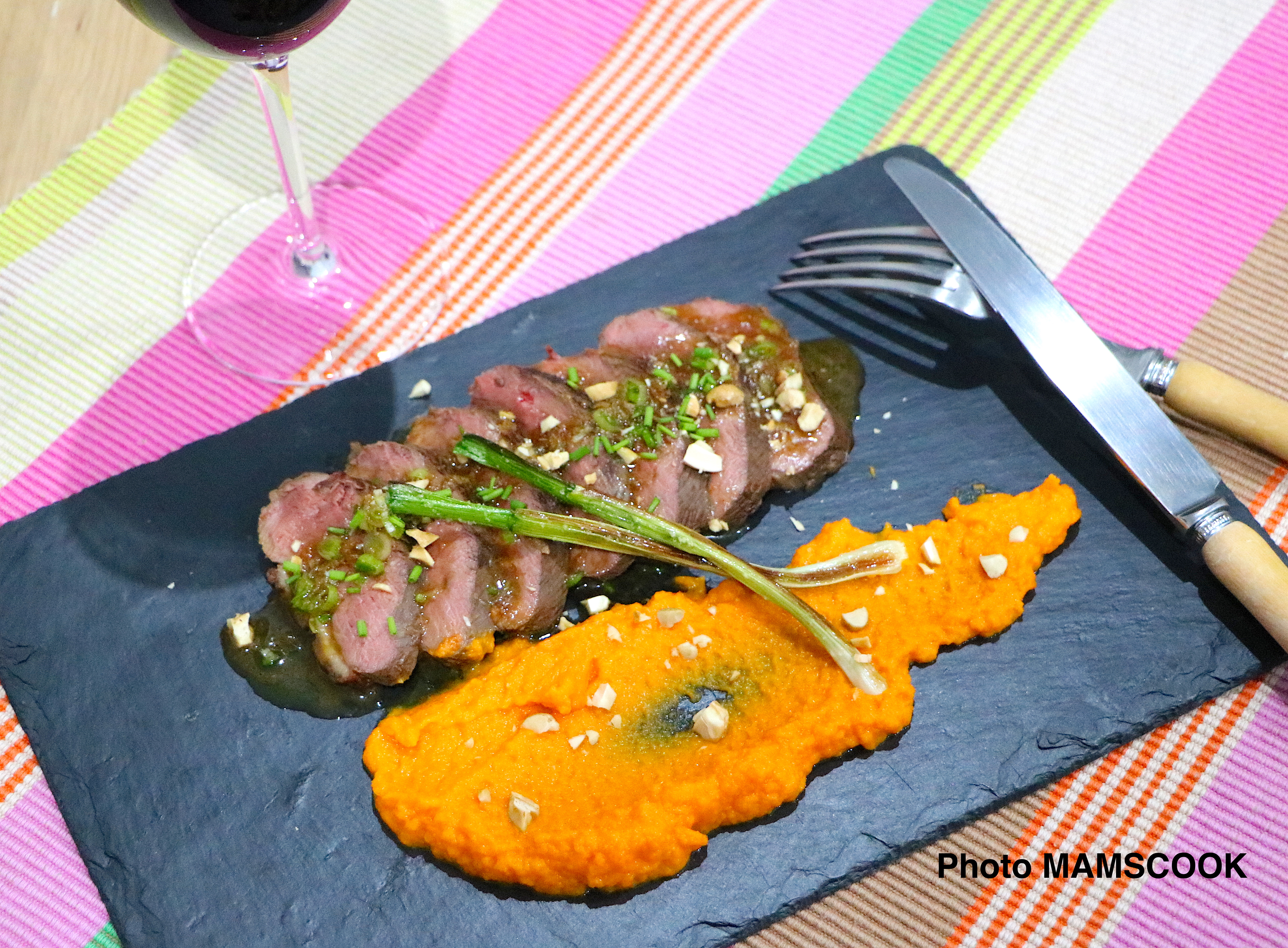 Tataki de magret de canard à l'orange, purée de carotte et aillets rôtis