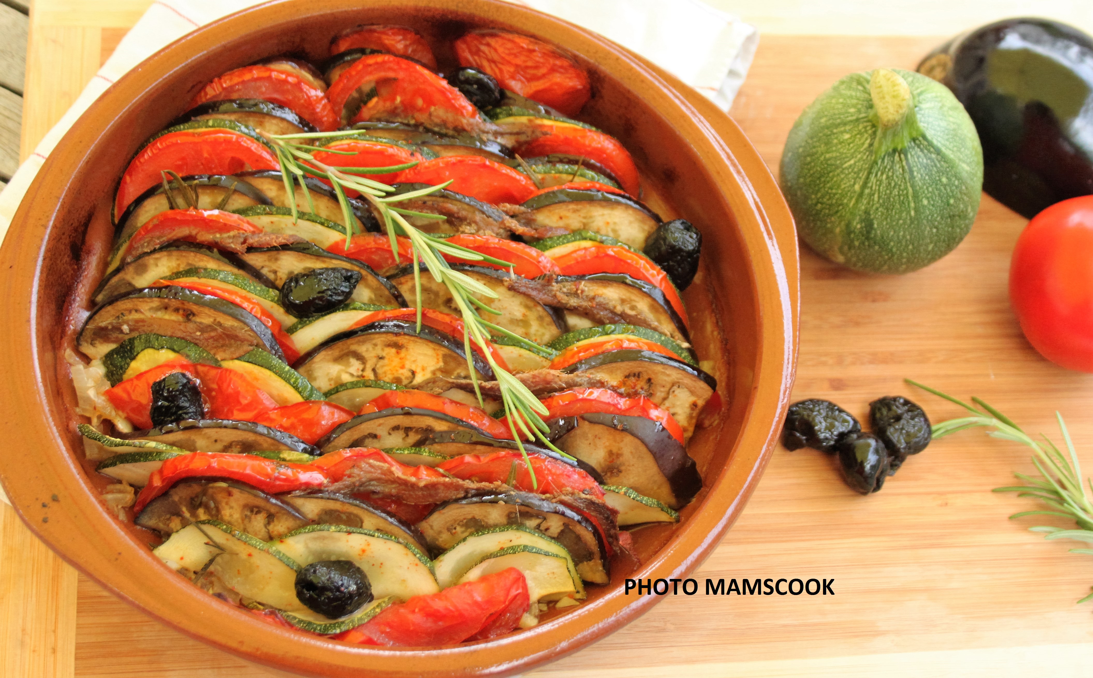 Tian provençal aux olives, aux anchois et au romarin