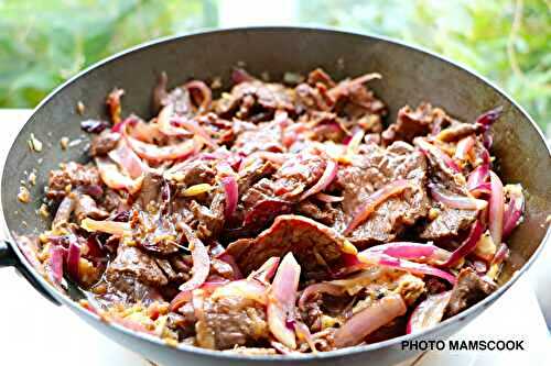 Wok d'onglet aux oignons rouges