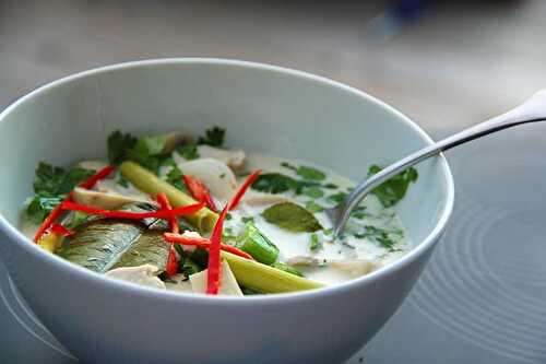 Soupe thaï : recette de soupe à la noix de coco, ou Tom Kha Kai
