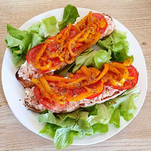 Bruschetta aux poivrons et à la tomate (674 Kcal)