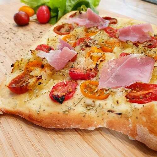 Focaccia à la tomates cerises et au jambon cru (794 Kcal)