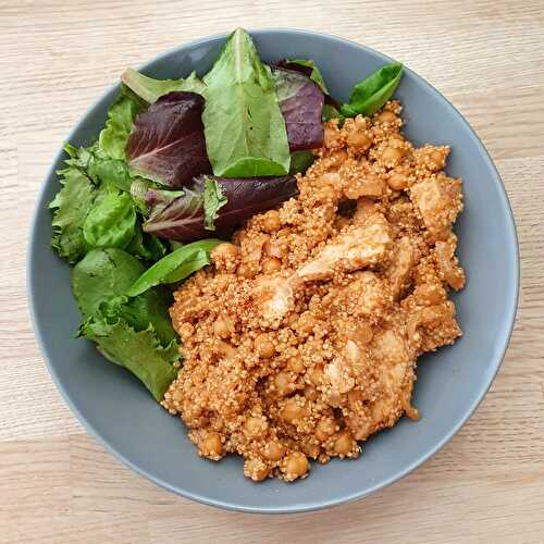 Quinoa au poulet-cacahuète accompagnée de sa salade verte (686 Kcal)