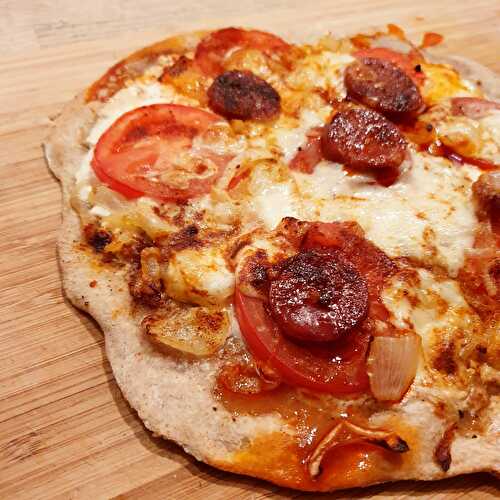 Pizza à la tomate-Mozzarella-Chorizo (852 Kcal)