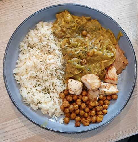 Bowl de riz accompagné de courgette à la cacahuète-curry (639 Kcal)