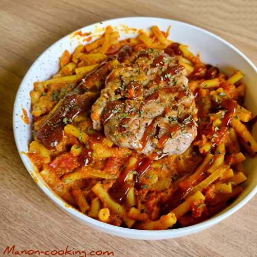 Macaronis à la sauce tomate au curry accompagnée d'une crépinette gourmande