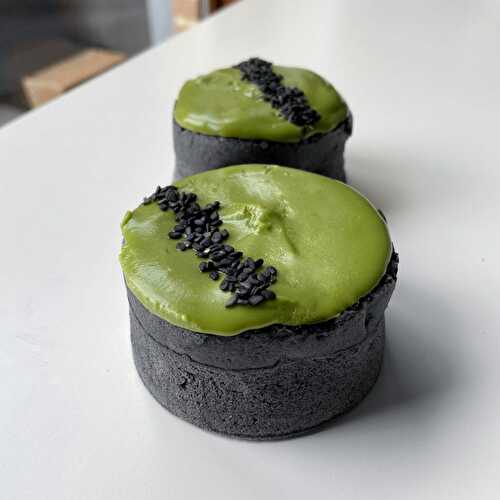 Moelleux au sésame noir glacés au matcha