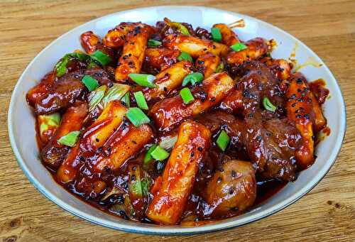 Tteokbokki : Gâteaux de riz coréens dans une sauce épicée