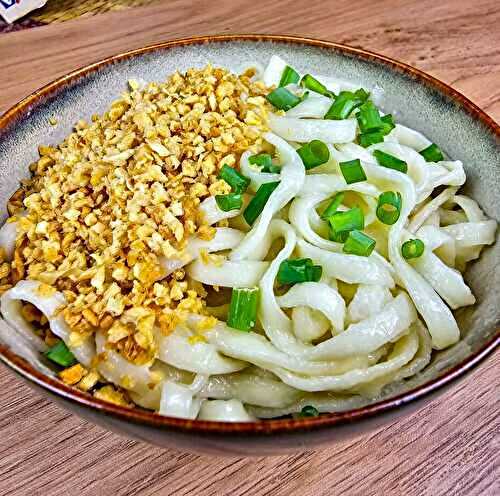 Authentiques nouilles chinoises à l'ail frit (腌面)