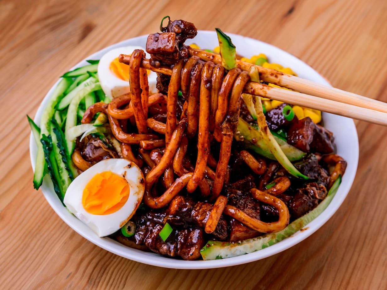 Authentiques Jajangmyeon - Nouilles Coréennes à la Pâte de Haricots Noir