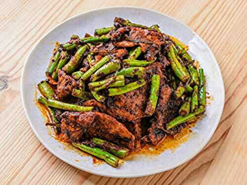 Authentique Pad Prik Gaeng - Sauté de porc au curry rouge