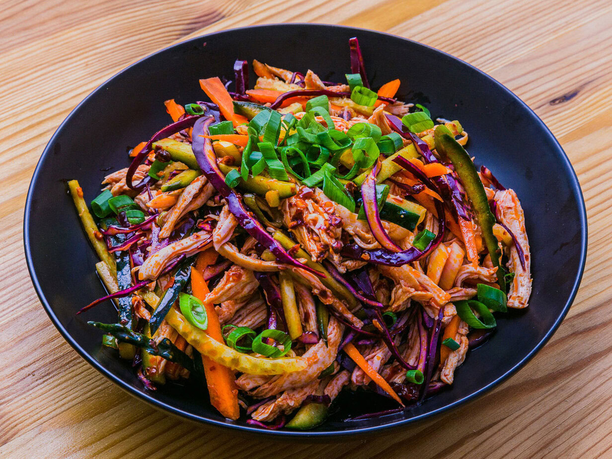 Poulet effiloché et légumes croquants, sauce soja-vinaigre