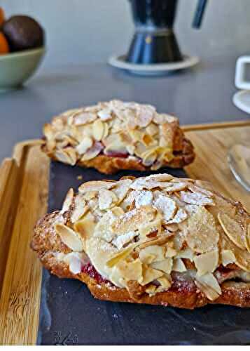 Croissant aux amandes sans gluten à la confiture de fruits rouges