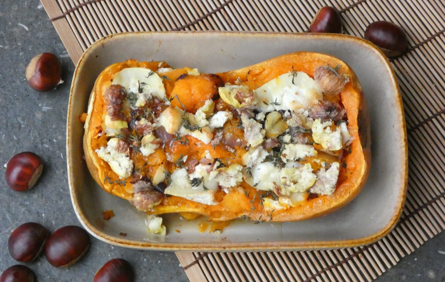 Butternut farcie au chèvre, ail rôti et châtaignes