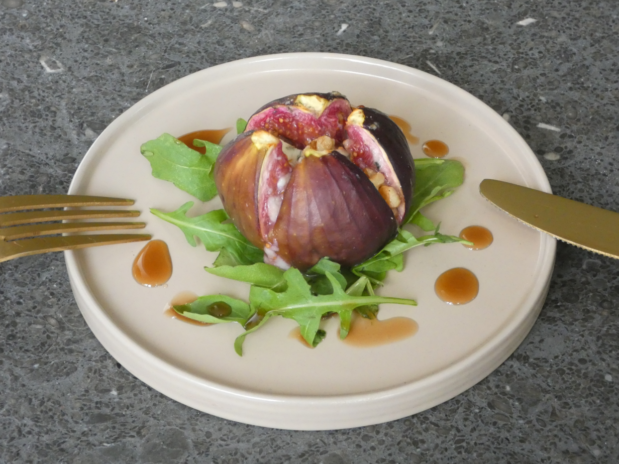 Figues rôties au roquefort et aux noix