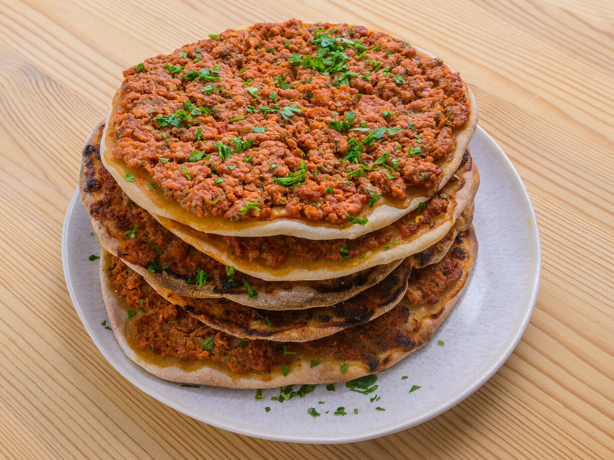 Lahmacun - galette turque à la viande hachée