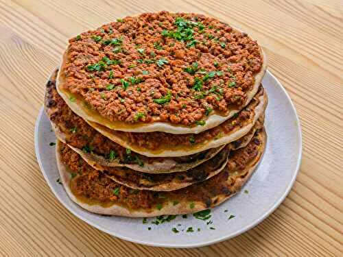 Lahmacun - galette turque à la viande hachée