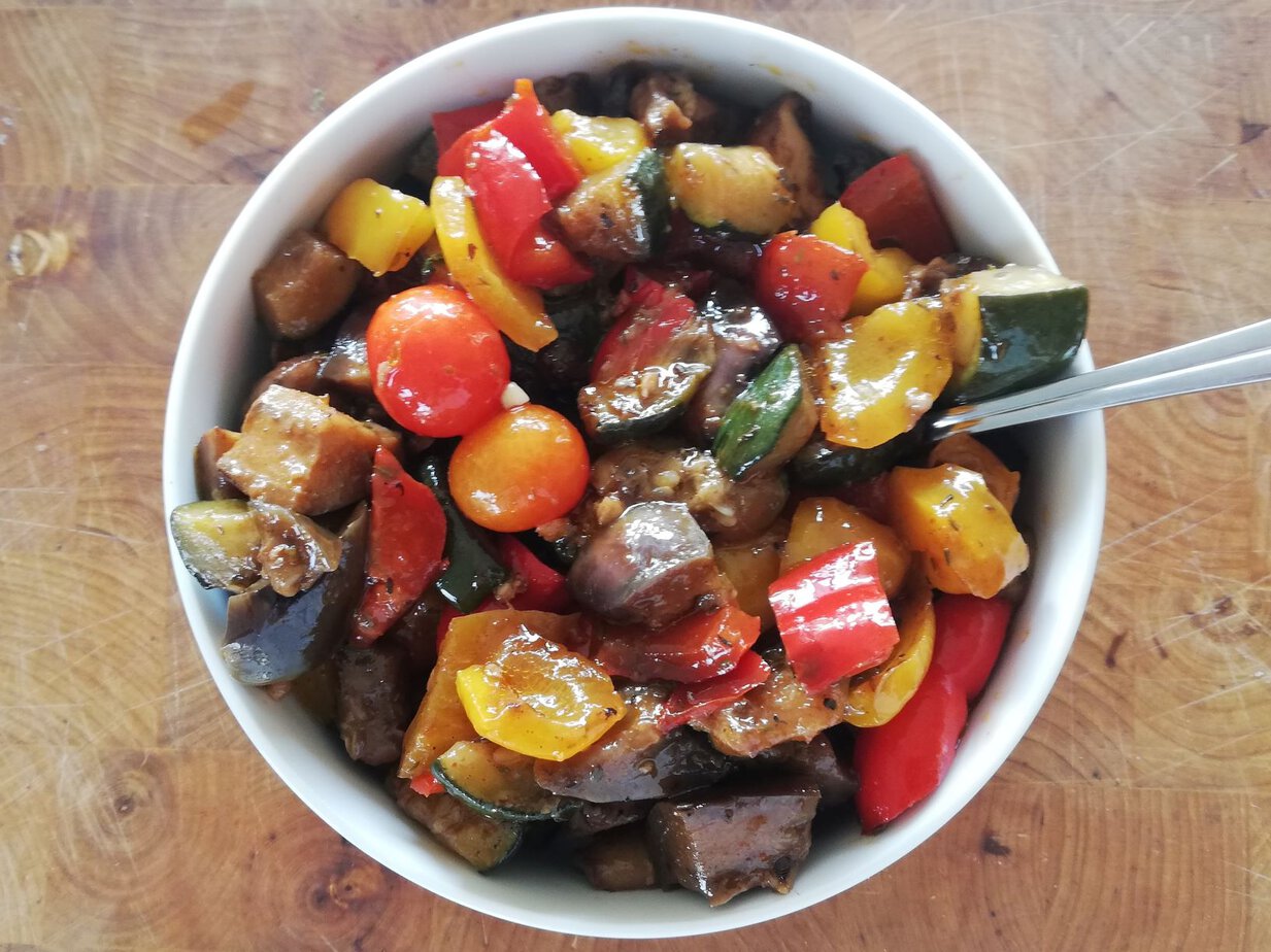 Salade méditerranéenne de légumes grillés