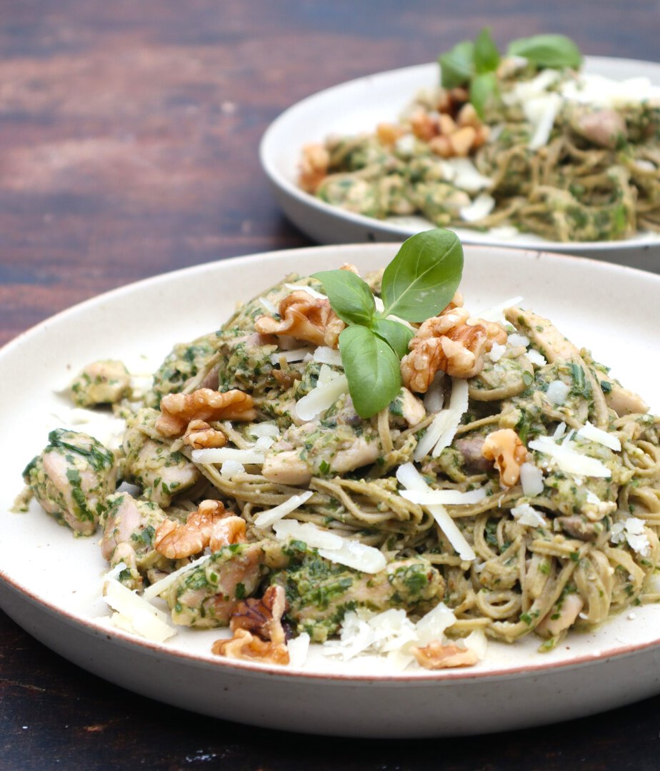Spaghetti d'edamame au poulet et pesto roquette-noix (keto)