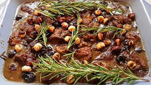 Agneau confit au romarin et aux olives noires