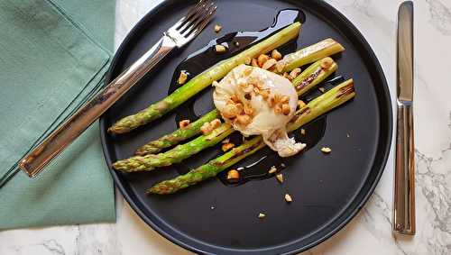 Asperges vertes aux noisettes et œufs pochés