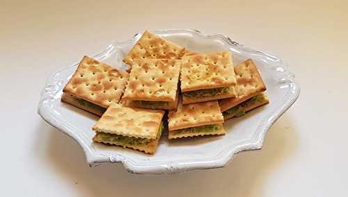 Avocat-crabe en sandwich de crackers