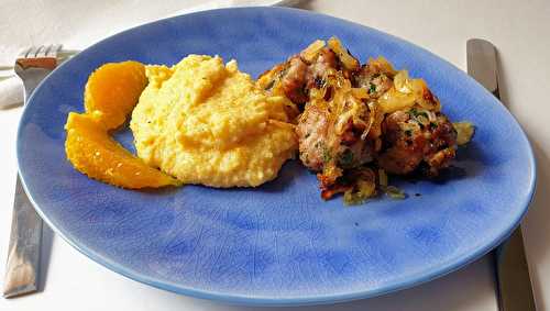 Boulettes de veau à la pancetta, oignon caramélisé et polenta à l’orange