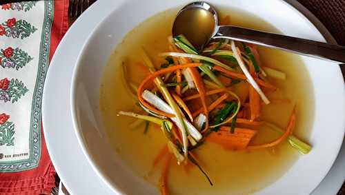 Consommé clair à la citronnelle et au gingembre