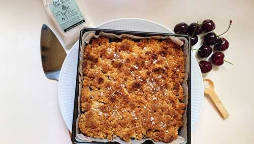 Crumble aux cerises, romarin et fleur de sel