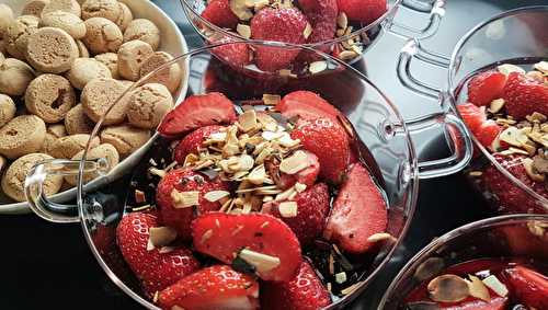 Fraises à la gelée d’hibiscus et à la fève tonka