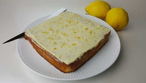 Gâteau au citron, glaçage au chocolat blanc