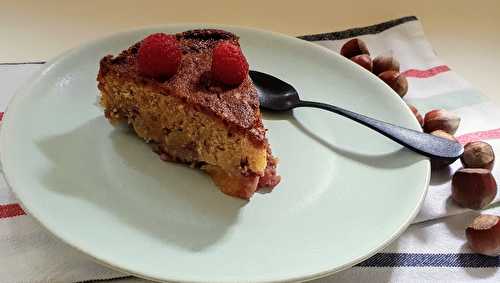 Gâteau aux pêches, framboises et noisettes