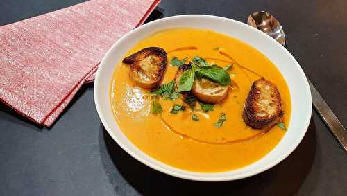 Potage à la tomate, à l’ail et au basilic