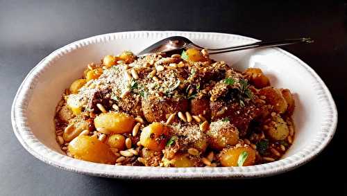 Rôti de tendrons de veau farci aux noisettes, pommes de terre aux lardons