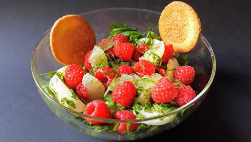 Salade de pommes vertes, framboises et herbes fraîches