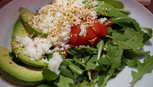 Salade de roquette, avocat et crabe