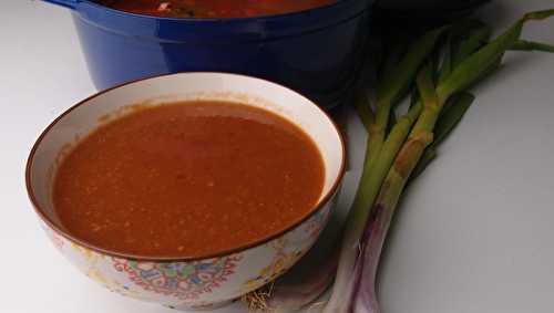 Soupe à l’ail vert et aux tomates