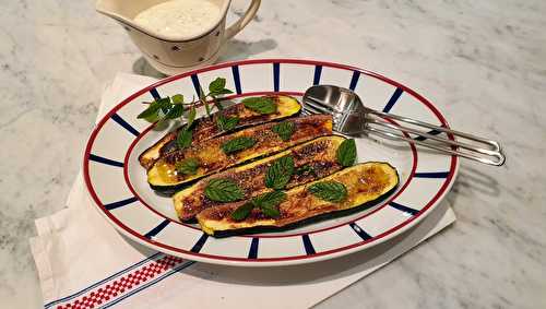 Courgettes grillées au yaourt chaud et beurre au safran