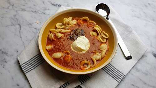 Velouté de tomates aux oignons beurrés et orecchiette