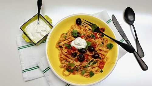 Tagliatelle aux olives noires, câpres et tomates