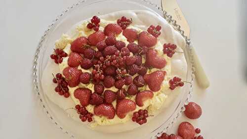 Pavlova aux fruits rouges et au citron vert