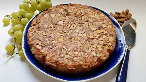 Gâteau moelleux à l'amande et aux raisins