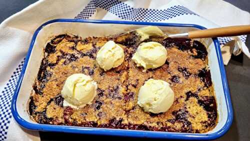 Crumble aux cerises et à la rhubarbe